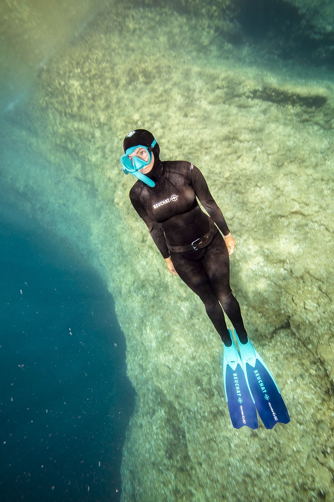 Une apnéiste sous l'eau, équipé du pack Enjoy the Sea Beuchat ! 